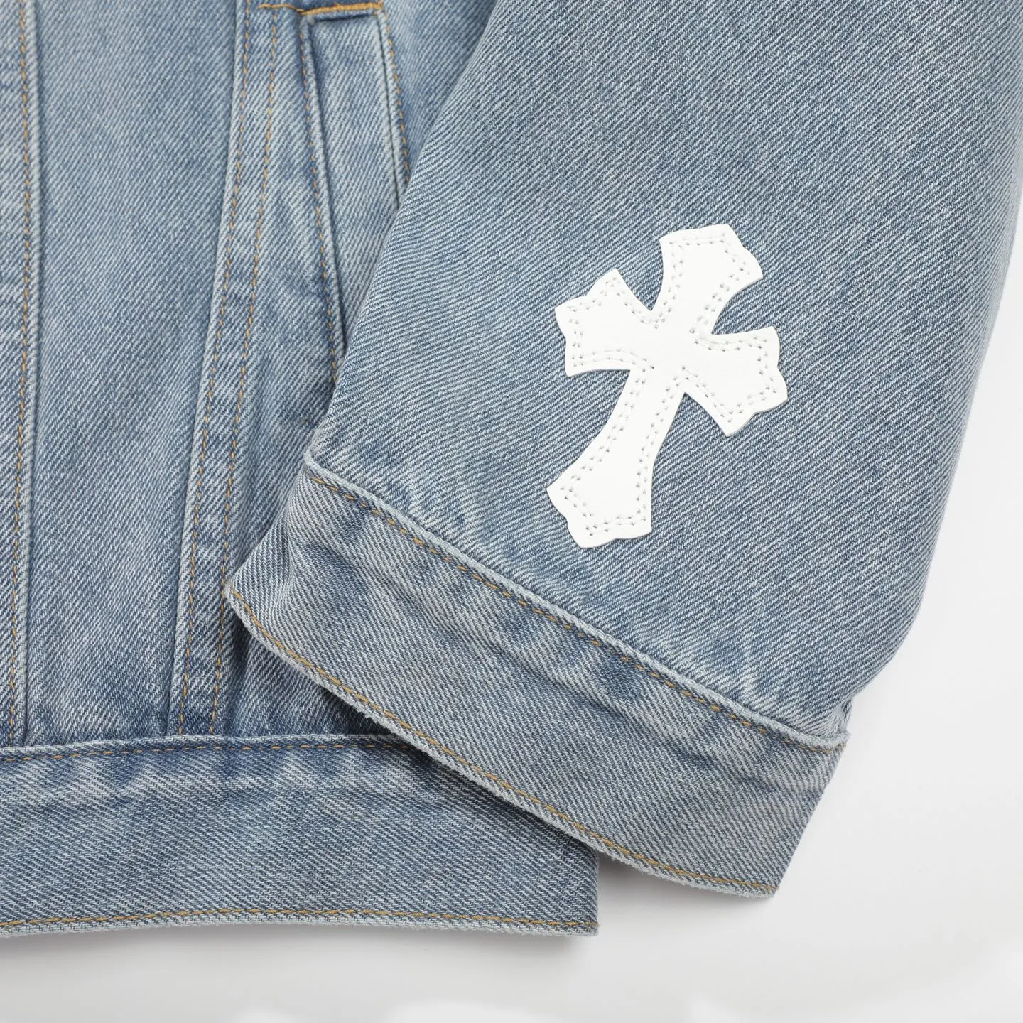 P270 Chrome/Hearts Chrome/Hearts Sanskrit embroidered cross-paved leather denim jacket. The whole piece of clothing is really heavy-duty. It is made of denim denim imported from Japan. It is washed after the finished product. The loss rate is very high. The overall distressed craftsmanship has a stylish upper body. The classic Sanskrit embroidery design on the back. The Behringer embroidery machine is precise and three-dimensional because of the old craftsmanship. From the hardware to the three labels, all molds are re-opened and made to order. 100% restored craftsmanship. Including the silver thread anti-counterfeiting, all are redone this year. All cross leathers are laser aligned. The leather difference is definitely not the same as the super fiber leather on the market. It uses this year’s new sheep leather. The finished embroidery guarantees the overall quality❗️ Color: light blue Size: S M L XL